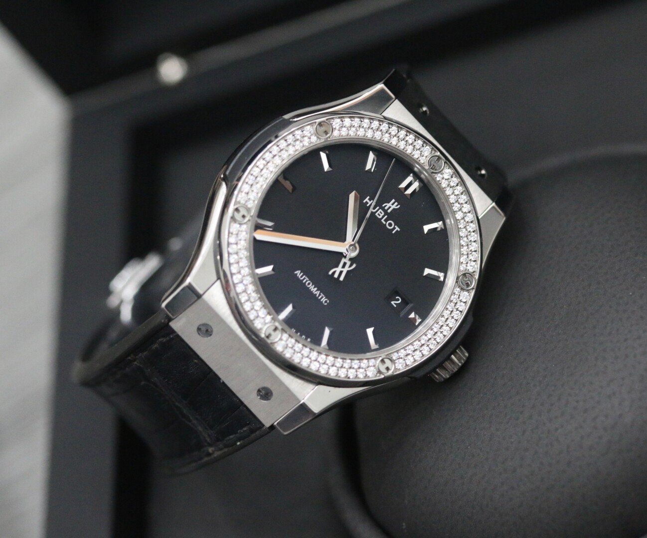 Đồng Hồ Hublot Classic Fusion Benzel Custom Diamonds 38mm 3