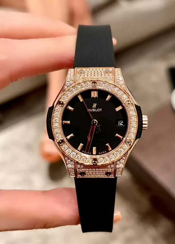 Đồng Hồ Hublot Classic Fusion Black King Gold Pavé 33mm 2