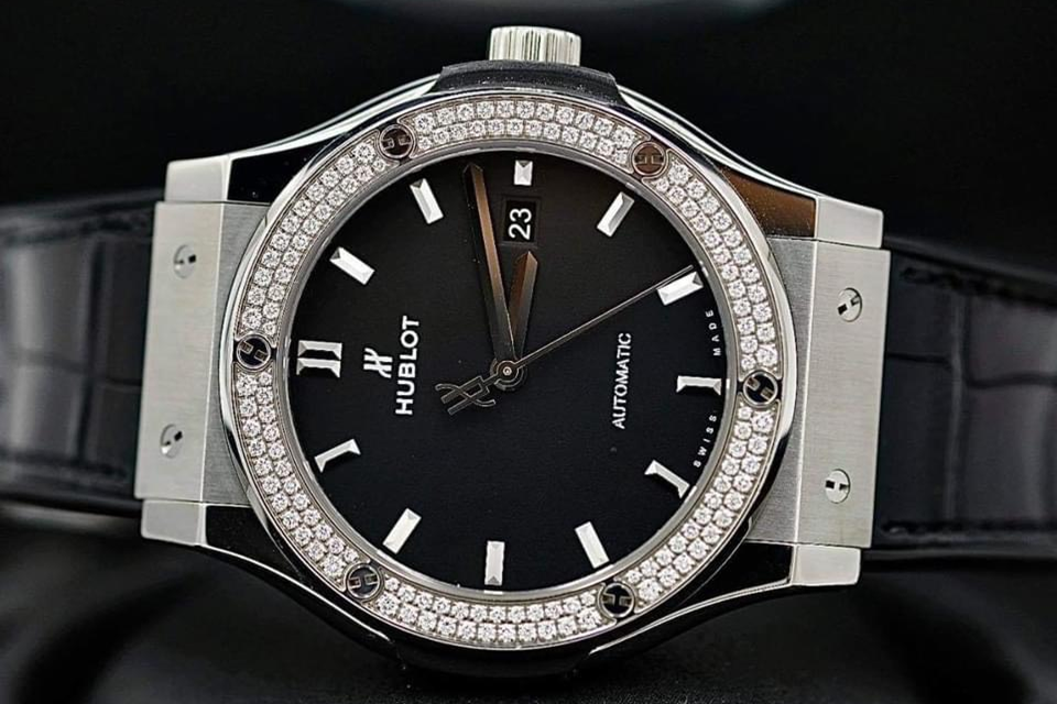 Đồng Hồ Hublot Classic Fusion Titanium Diamonds 42mm 2