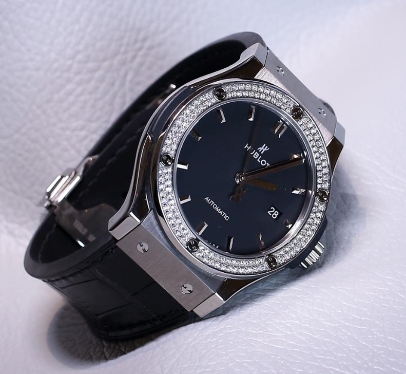 Đồng Hồ Hublot Classic Fusion Titanium Diamonds 42mm 3