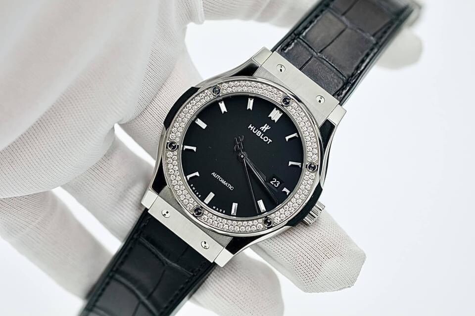 Đồng Hồ Hublot Classic Fusion Titanium Diamonds 42mm 4