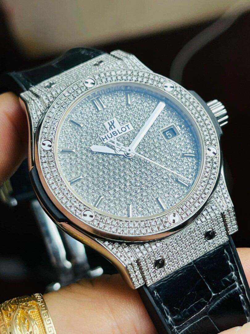 Đồng Hồ Hublot Classic Fusion Titanium Full Pave Automatic 38mm 2