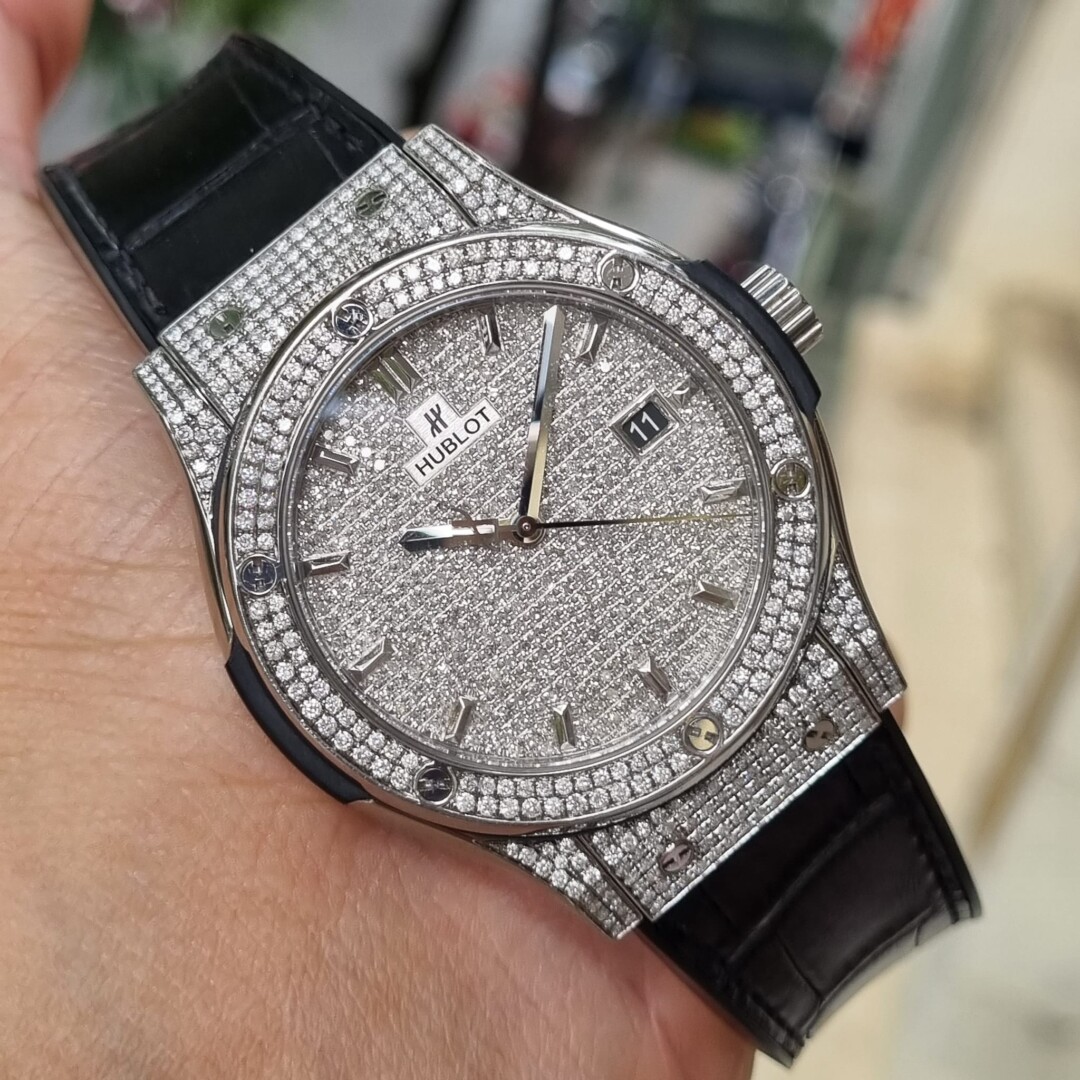 Đồng Hồ Hublot Classic Fusion Titanium Full Pave Automatic 38mm 3