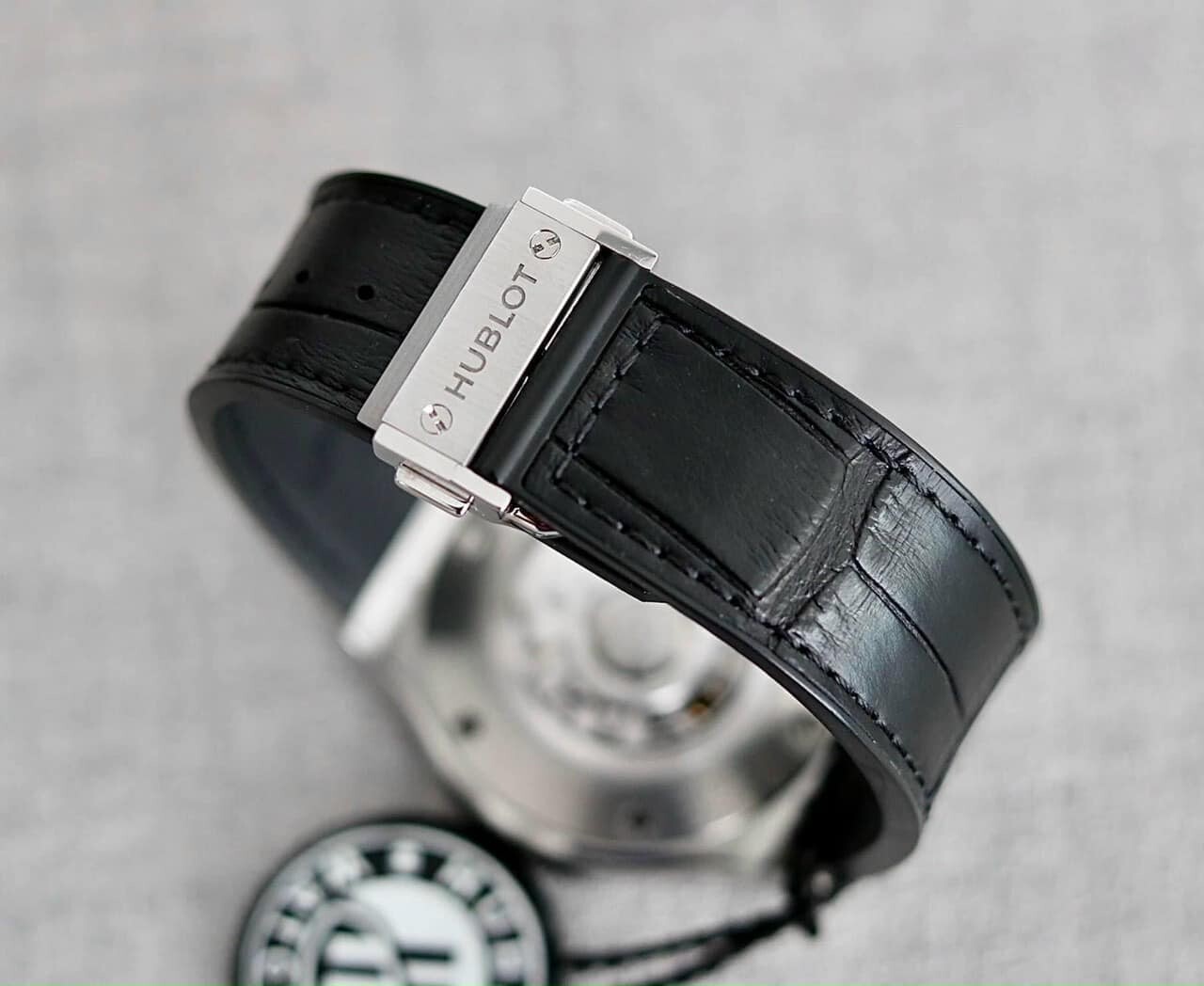 Đồng Hồ Hublot Classic Fusion Titanium Full Pave Automatic 38mm 5
