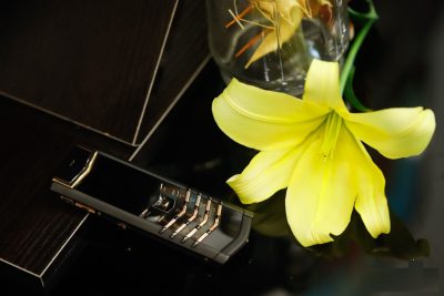 Điện Thoại Vertu Signature S Balck Điểm Vàng Mới 99%