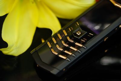 Điện Thoại Vertu Signature S Balck Điểm Vàng Mới 99%