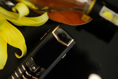Điện Thoại Vertu Signature S Balck Điểm Vàng Mới 99%