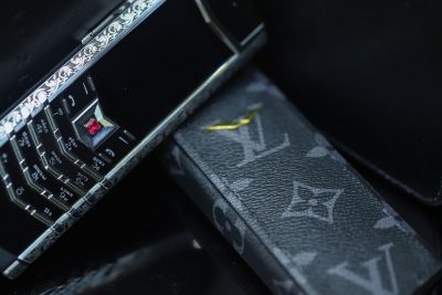 Điện Thoại Vertu Signature S And Steel Họa Tiết Nổi Phục Hưng