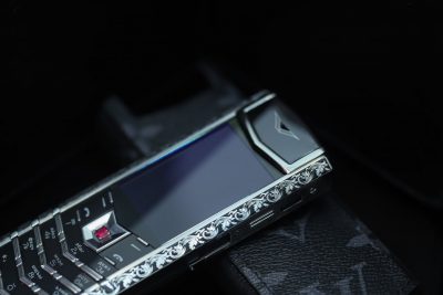 Điện Thoại Vertu Signature S And Steel Họa Tiết Nổi Phục Hưng