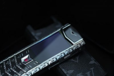 Điện Thoại Vertu Signature S And Steel Họa Tiết Nổi Phục Hưng