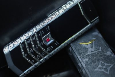 Điện Thoại Vertu Signature S And Steel Họa Tiết Nổi Phục Hưng