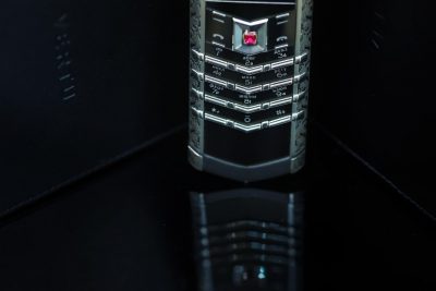 Điện Thoại Vertu Signature S And Steel Họa Tiết Nổi Phục Hưng
