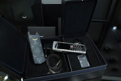 Điện Thoại Vertu Signature S And Steel Họa Tiết Nổi Phục Hưng