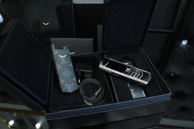 Điện Thoại Vertu Signature S And Steel Họa Tiết Nổi Phục Hưng