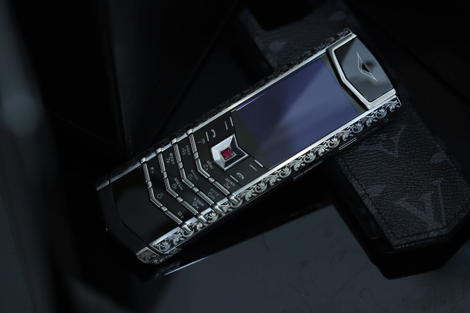 Điện Thoại Vertu Signature S And Steel Họa Tiết Nổi Phục Hưng