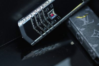 Điện Thoại Vertu Signature S And Steel Họa Tiết Nổi Phục Hưng