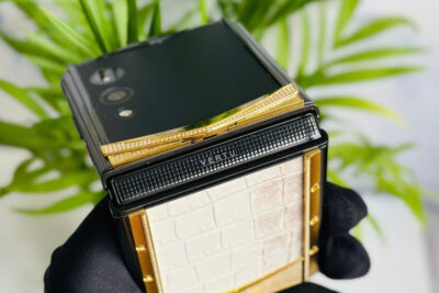 Vertu Quantum Flip Da Cá Sấu Bạch Tạng Viền Kim