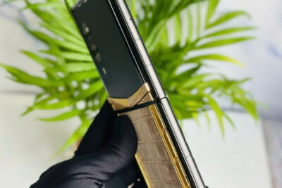 Vertu Quantum Flip Da Cá Sấu Bạch Tạng Viền Kim