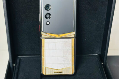Vertu Quantum Flip Da Cá Sấu Bạch Tạng Viền Kim