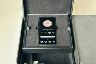 Vertu Quantum Flip Da Cá Sấu Đen Viền Kim