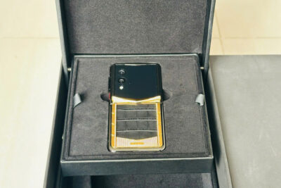 Vertu Quantum Flip Da Cá Sấu Đen Viền Kim