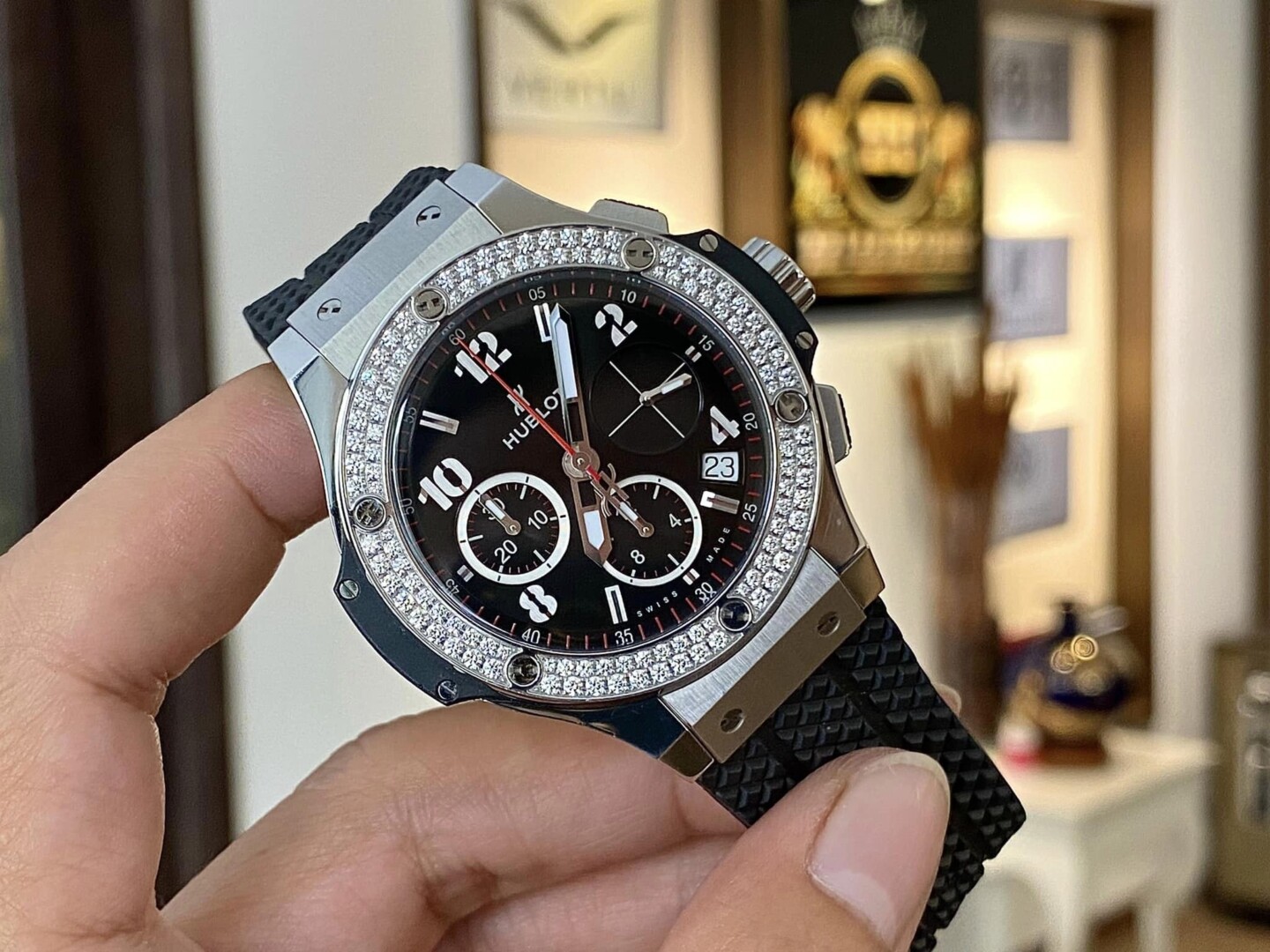 Đồng Hồ Hublot Giá 10 Triệu Có Thật Không? Giải Đáp Chi Tiết Từ Chuyên Gia