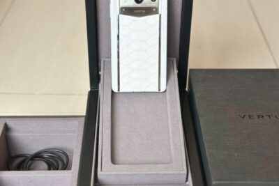 Meta Vertu 2 1TB da rắn màu trắng